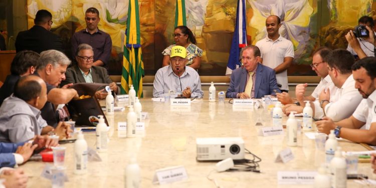 Prefeito Dr. Pessoa reúne secretariado para traçar metas e autoriza recuperação da Estrada da Cacimba Velha