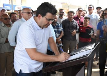 Governador visita obras em Paulistana e assina ordem de serviço de reforma do aeródromo