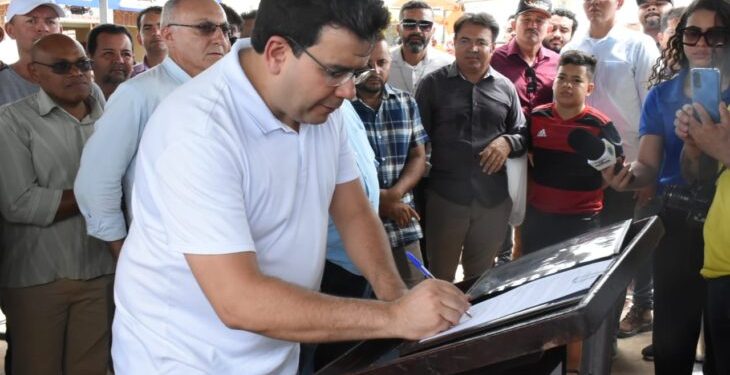 Governador visita obras em Paulistana e assina ordem de serviço de reforma do aeródromo