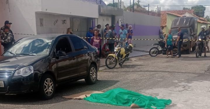 Aposentado entrega chaves de seu carro, mas reage ao assalto e é assassinado com tiros de arma de fogo, no bairro Mafuá