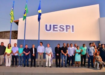 Prefeitura de Floriano entrega Praça Professora Fátima Alencar, em frente a Uespi