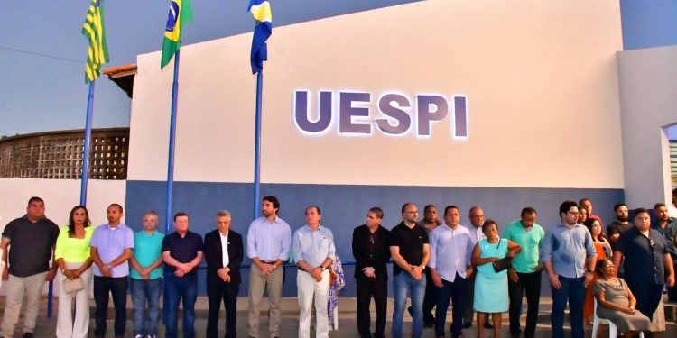 Prefeitura de Floriano entrega Praça Professora Fátima Alencar, em frente a Uespi