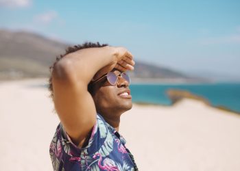 Especialista recomenda cuidados com a visão durante às férias