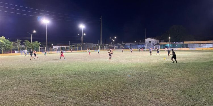 Prefeitura de Teresina amplia iluminação do campo de futebol da Vermelha com projetores mais eficientes