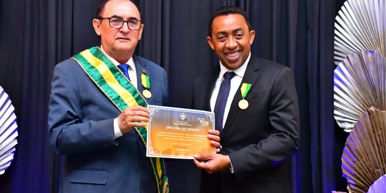 126 anos: Prefeitura de Floriano homenageia personalidades com “Medalha do Mérito Agrônomo Francisco Parentes”