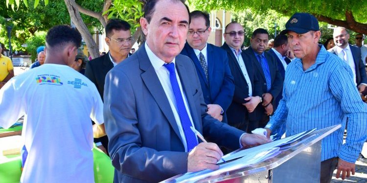 126 anos: Prefeitura de Floriano assina convênios com as associações de produtores rurais