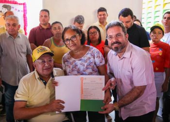 Prefeito Dr. Pessoa entrega 533 registros de imóveis para moradores do residencial Betinho