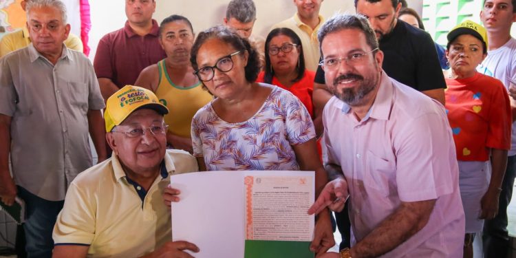 Prefeito Dr. Pessoa entrega 533 registros de imóveis para moradores do residencial Betinho