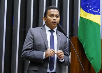 Dr. Francisco apresenta projeto para regulamentar a profissão de Técnico de Laboratório