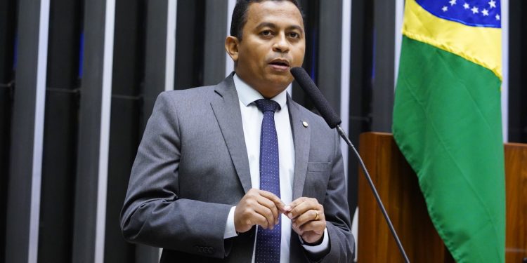 Dr. Francisco apresenta projeto para regulamentar a profissão de Técnico de Laboratório