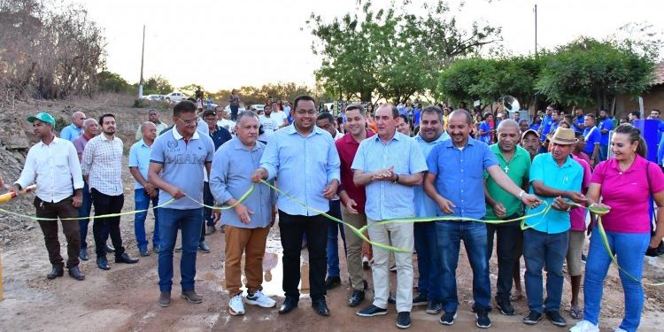 Prefeitura de Floriano entrega passagem molhada que dá acesso a localidade Bom Jardim