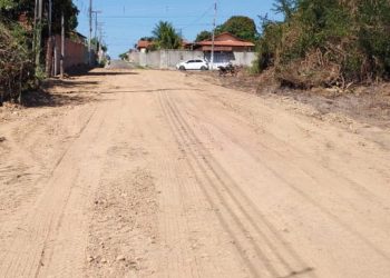 Infraestrutura faz melhoramentos com piçarra em ruas do Cajueiro II e Alto da Cruz