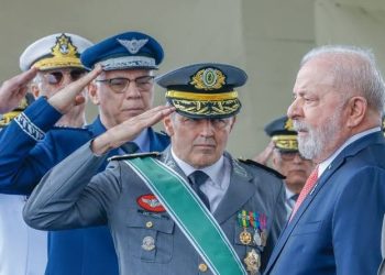 Governo Lula acelera propostas para barrar militares e policiais federais na política