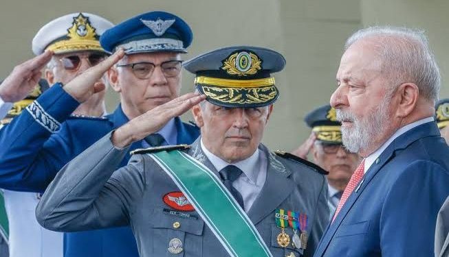 Governo Lula acelera propostas para barrar militares e policiais federais na política
