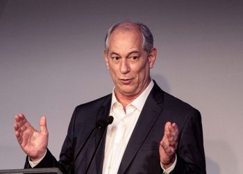 Ciro Gomes diz que programa de carros populares foi “aberração”
