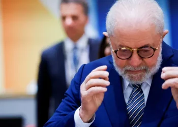 Governo publica decreto que revoga programa de escolas cívico-militares