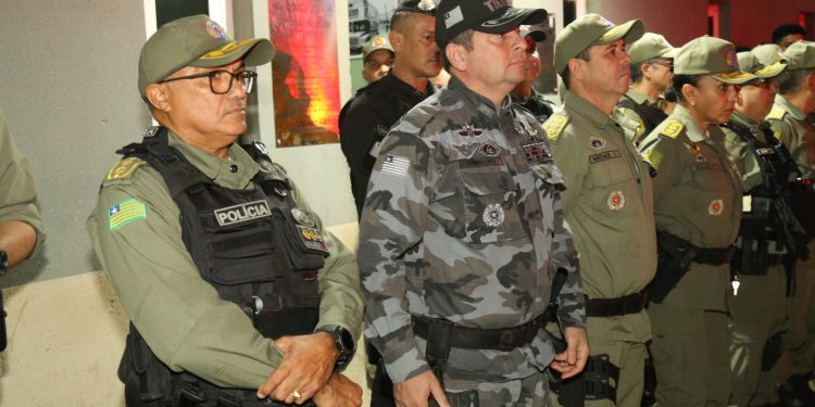 Comandante da PM entrega armas e anuncia nova base da Patrulha Maria da Penha em Água Branca