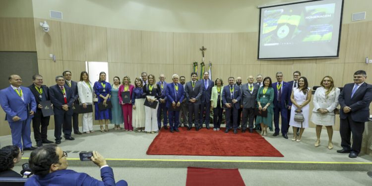 TCE-PI condecora 16 personalidades com o Colar do Mérito Jesualdo Cavalcanti