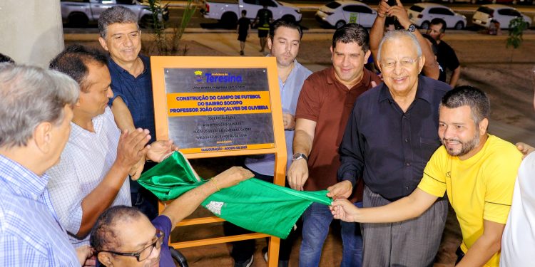 Prefeitura de Teresina entrega campo de futebol society na zona Leste