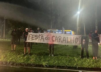 Torcedores do Flamengo protestam contra diretoria em festa de Gabigol