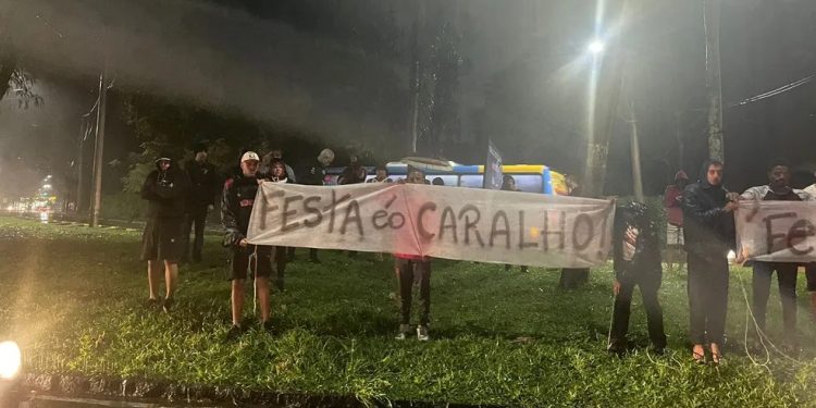 Torcedores do Flamengo protestam contra diretoria em festa de Gabigol