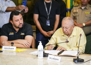 Dr. Pessoa assina licitação de R$ 100 milhões para obra de pavimentação em 30 bairros de Teresina