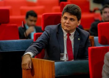 Deputado Oliveira Neto denuncia má administração na educação em Miguel Alves
