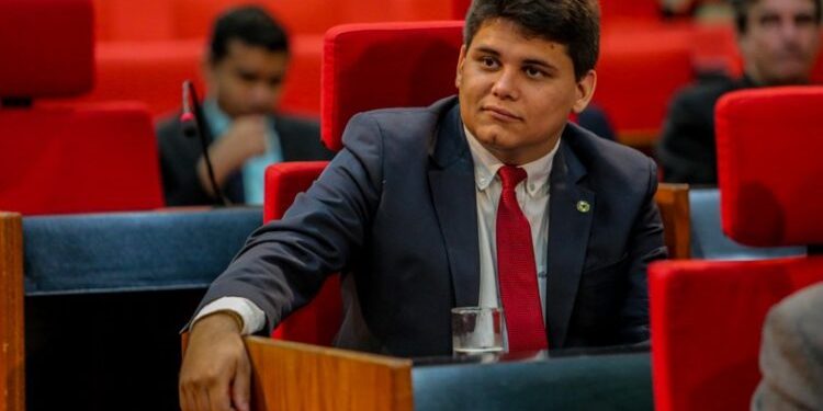 Deputado Oliveira Neto denuncia má administração na educação em Miguel Alves