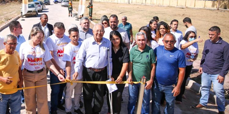Prefeito Dr. Pessoa inaugura obras de pavimentação na zona Sudeste e assina nova Ordem de Serviço