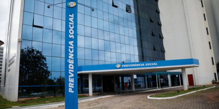 Bônus a servidores do INSS aumentou análises deficientes e trouxe prejuízos, concluiu CGU