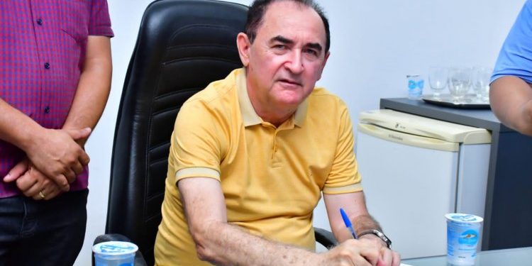 Prefeito Antônio Reis assina ordem de serviço para reforma da Praça da Liberdade em Floriano