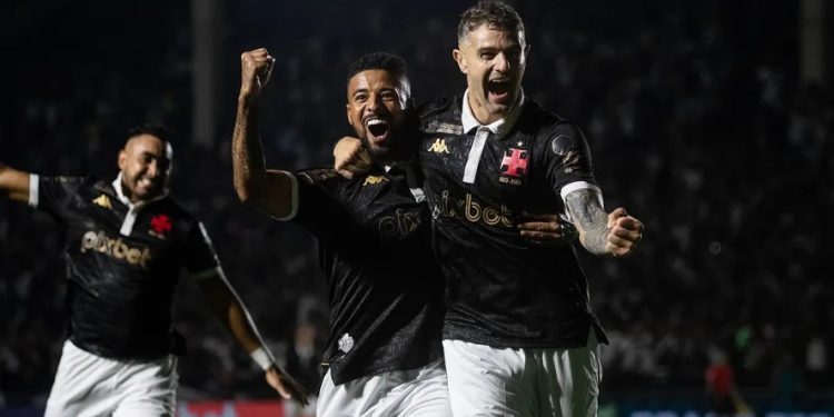 Apoteose cruz-maltina: Vasco faz cinco no Coritiba na reabertura de São Januário