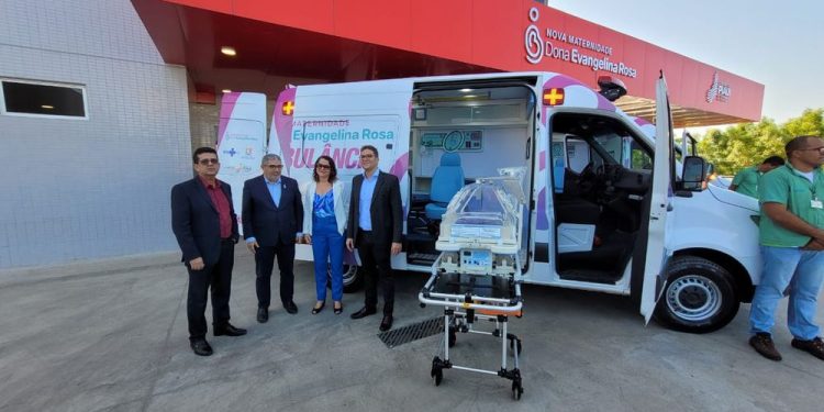 Governo do Piauí entrega ambulâncias equipadas com incubadoras para Nova Maternidade Dona Evangelina Rosa
