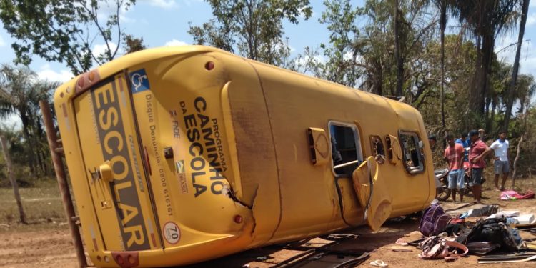 Criança morre e cerca de 14 ficam feridas em acidente com ônibus escolar em José de Freitas