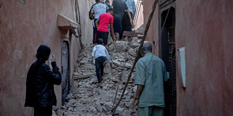 Sobe para 1.037 o número de mortos por terremoto no Marrocos