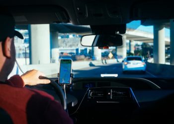 Justiça do Trabalho condena Uber a contratar todos os motoristas e pagar R$ 1 bilhão em danos morais e coletivos