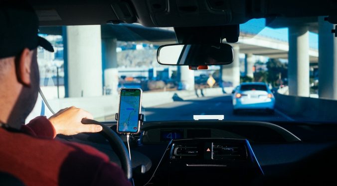 Justiça do Trabalho condena Uber a contratar todos os motoristas e pagar R$ 1 bilhão em danos morais e coletivos