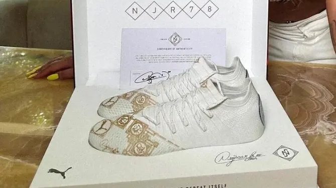 Neymar enviou 78 chuteiras personalizadas para celebridades e jogadores após recorde na Seleção