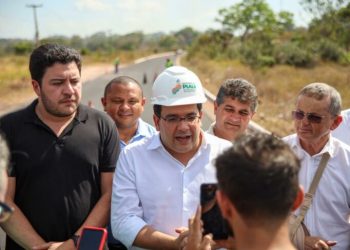 Durante visita a obras em Piracuruca, Rafael Fonteles anuncia nova estrada para o Parque de Sete Cidades