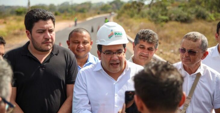 Durante visita a obras em Piracuruca, Rafael Fonteles anuncia nova estrada para o Parque de Sete Cidades