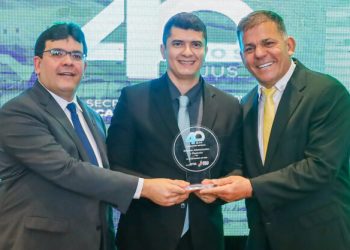 Nos 40 anos da SEJUS governador promove 508 policiais penais e entrega viaturas para sistema penitenciário