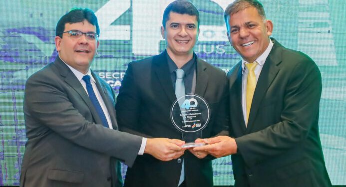 Nos 40 anos da SEJUS governador promove 508 policiais penais e entrega viaturas para sistema penitenciário