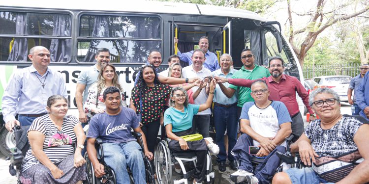 Prefeitura de Teresina entrega três novos veículos para o programa Transporte Eficiente
