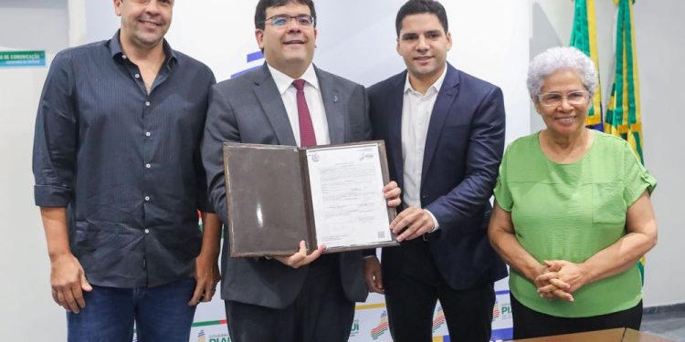 Governador assina ordem de serviço para recuperar PI-115 que compreende a rota das cachoeiras