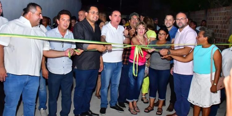 Prefeito Antonio Reis entrega pavimentação poliédrica através do PlanMob no bairro Catumbi