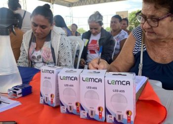 Equatorial Piauí realiza mutirão com troca de lâmpadas na cidade de Floriano