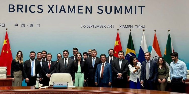 Governador visita Centro dos BRICS e assina acordo para implantação de escritório do Piauí na China
