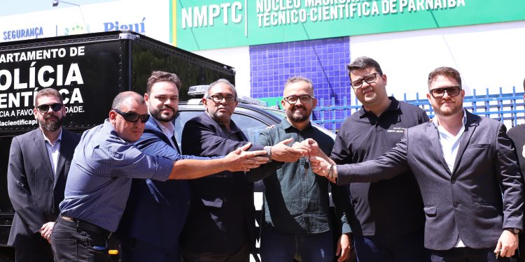 Secretaria de Segurança Pública realiza a entrega viaturas para transporte de cadáveres em Parnaíba