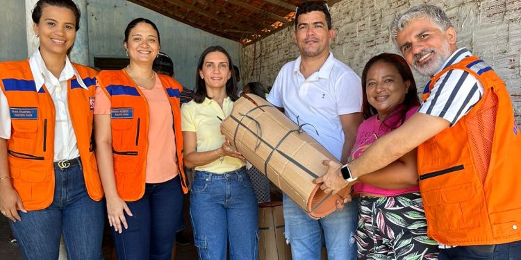Secretaria da Defesa Civil entrega de filtros de barro em comunidade no munícipio de Monsenhor Gil