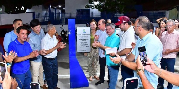 Prefeito de Floriano Antônio Reis entrega reforma e modernização da Praça da Liberdade, no bairro Sambaíba